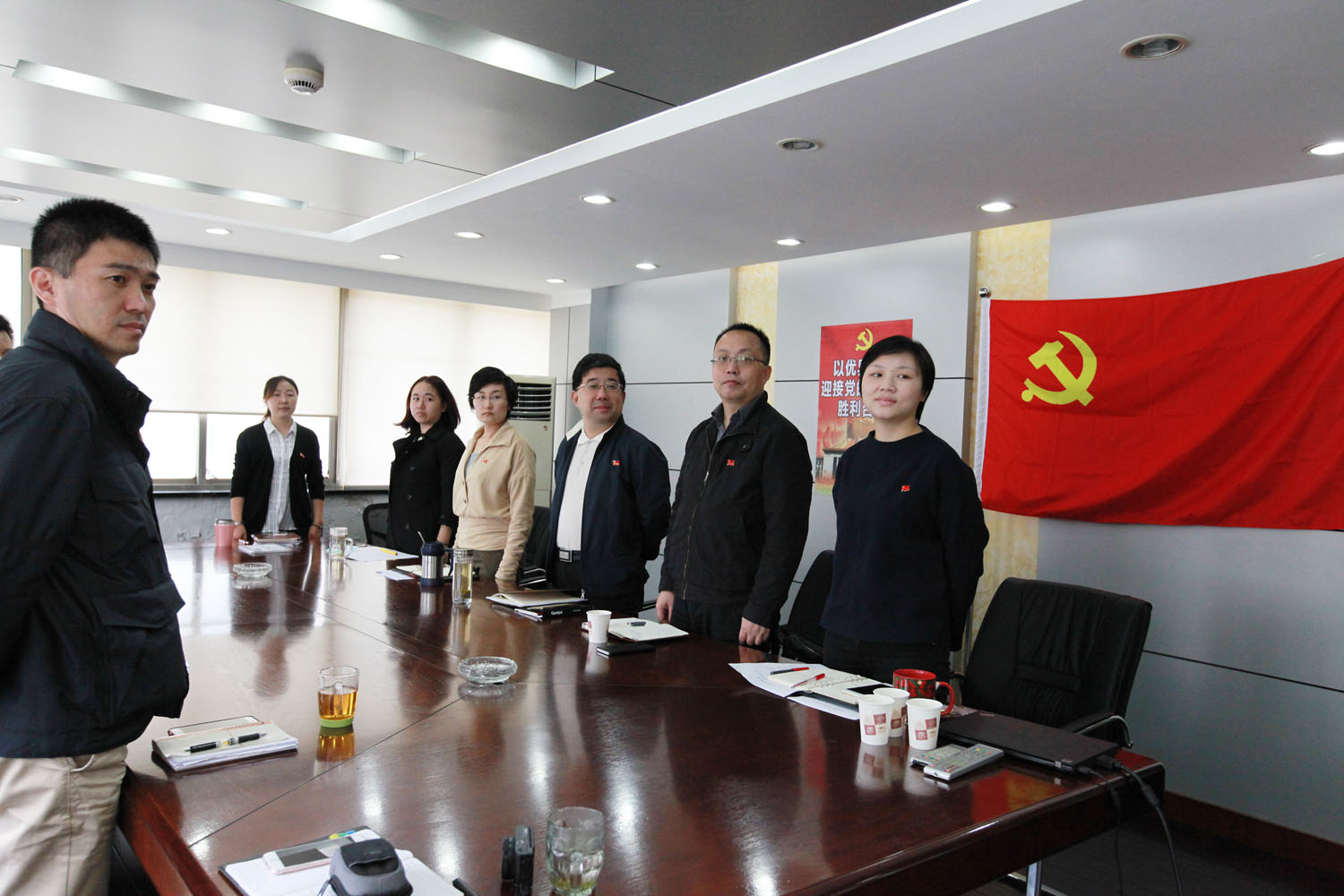 港湾院党委工作部 起立唱国歌.jpg
